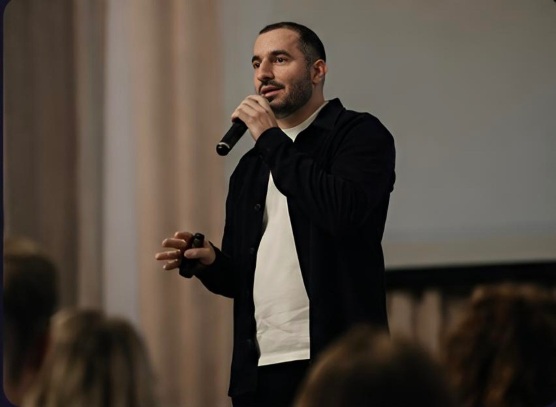 Размик выступает на сцене перед аудиторией
